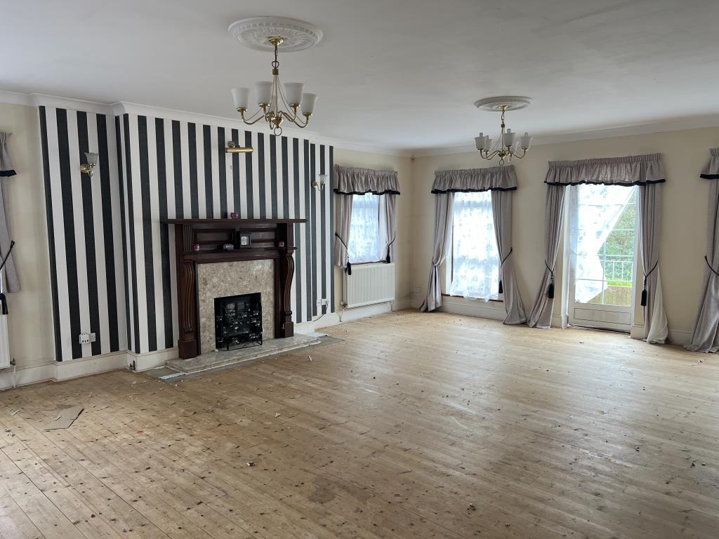 Lot: 101 - IMPRESSIVE SIX-BEDROOM DETACHED HOUSE FOR IMPROVEMENT OR DEVELOPMENT - Feature fireplace and door leading to veranda
